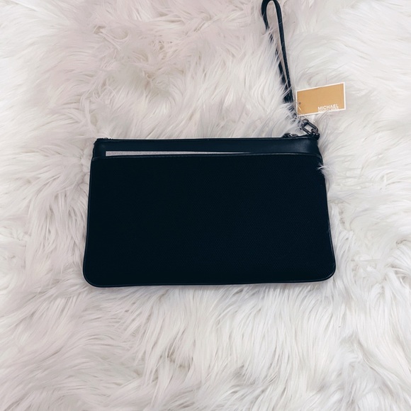 - Michael Kors Wristlet✨ brand new - Picture 2 of 3
